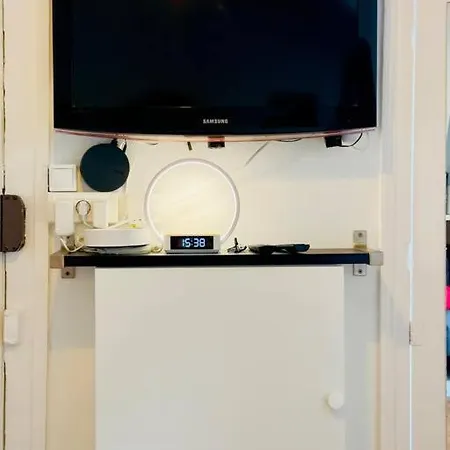 Au Proche Du Louvre Париж